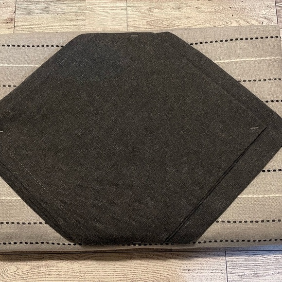 Table cloth and napkin set, NWT - Picture 3 of 4